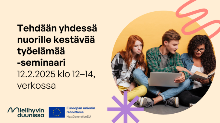 Kolme nuorta istuu maassa ja katsoo tietokonetta. Teksti: Tehdään yhdessä nuorille kestävää työelämää -seminaari 12.2.